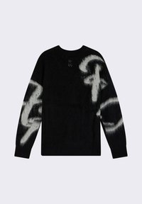 Pull noir avec un motif abstrait blanc, fabriqué à partir de matériau doux. Il dispose d'un col rond, de manches longues et d'un petit logo dans le dos.