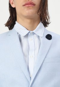 Isaac Dewhirst THE WEDDING LOOK SLIM - Κοστούμι - light blue