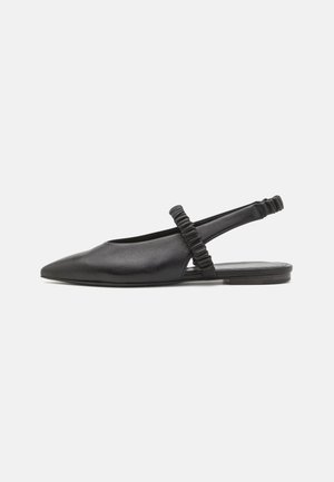 Chaussure slingback plate en cuir noir avec un bout pointu et des brides élastiques froncées sur le dessus du pied et le talon.
