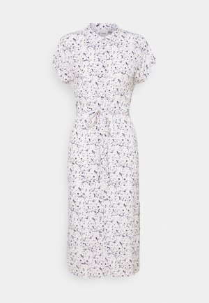 Robe midi blanche à manches courtes, boutonnée sur le devant, avec un délicat imprimé floral noir et bleu, et une ceinture à nouer à la taille.