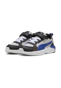 Sneakers neri, grigi e blu in tessuto a rete, con dettagli in gomma, chiusura a strappo e lacci bianchi; progettati per comfort e supporto.