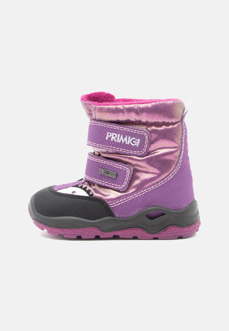 Fioletowe dziecięce buty zimowe z czubkiem w kolorze czarnym, dwoma paskami na rzepy oznaczonymi "Primigi" oraz teksturowaną podeszwą.