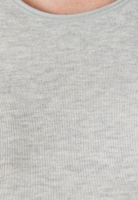Tessuto grigio a costine con una sottile texture, dotato di scollatura rotonda e sottili righe orizzontali in tutto il capo.
