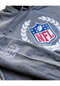 Grauer Hoodie mit einem NFL-Logo in Blau und Rot sowie Lorbeerakzenten. Enthält ein aufgedrucktes Logo auf dem Ärmel und eine strukturierte Stoffoberfläche.