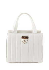 Biała torebka o pikowanym wzorze, ze złotym serduszkowym okuciem i sztywnym kształtem. Posiada dwa krótkie uchwyty.