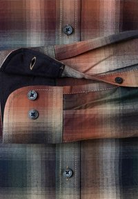 Geruite blouse met lange mouwen, in bruin, groen en beige tinten, zwarte knopen en opgestikte manchetten met zichtbare knoopsgaten en stiksels.