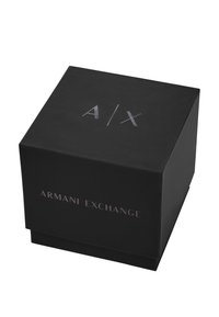 Czarny kwadratowy pojemnik o matowym wykończeniu. Na froncie znajduje się srebrne wytłoczone logo "A/X" oraz napis "ARMANI EXCHANGE". Minimalistyczny design.