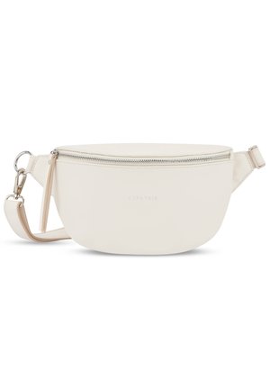 Sac banane en cuir couleur crème avec fermeture éclair, sangle réglable et fermeture à clip métallique sur fond blanc.