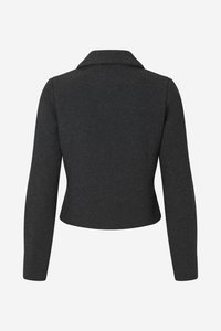 Sacou fitted gri închis cu mâneci lungi, spate drept și un guler mic, văzut din spate.