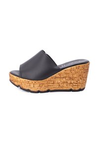 Sandali wedge in pelle nera con una piattaforma in sughero e una punta aperta arrotondata. Design unico con un motivo di battistrada leggermente visibile.