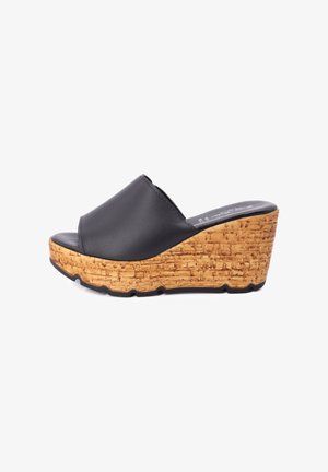 Sandali wedge in pelle nera con una piattaforma in sughero e una punta aperta arrotondata. Design unico con un motivo di battistrada leggermente visibile.