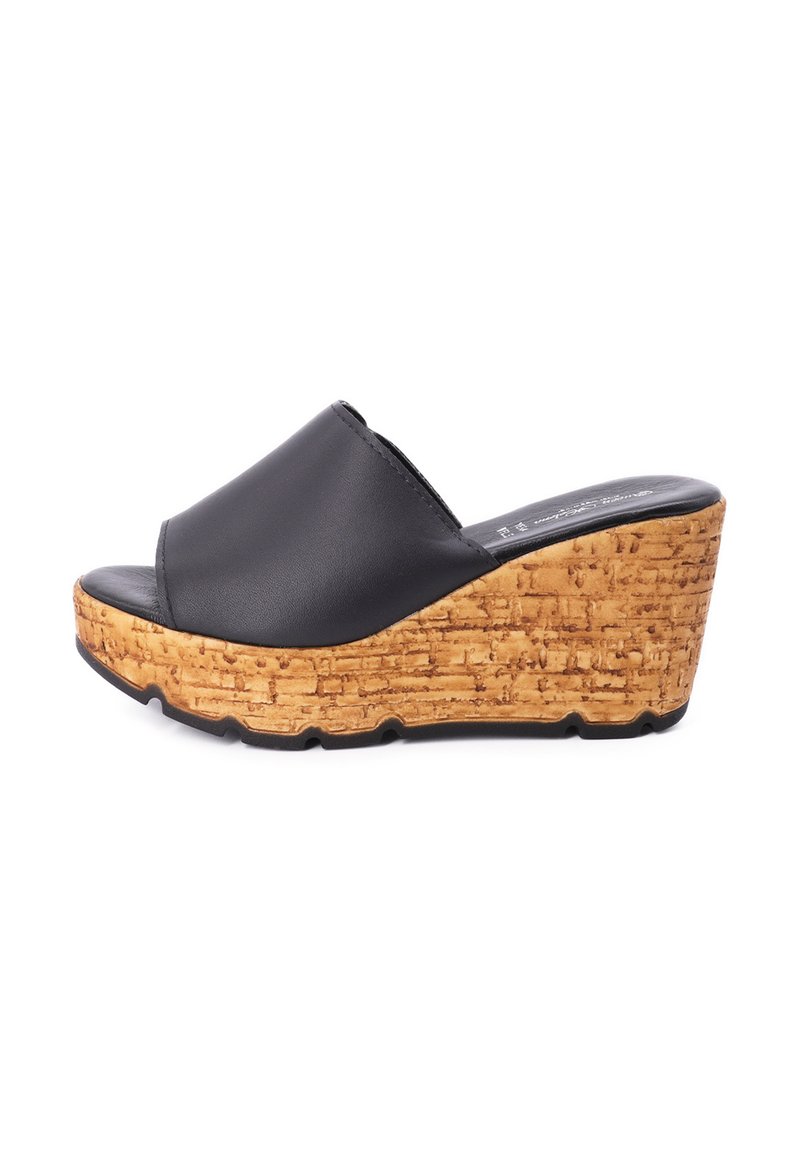 Sandali wedge in pelle nera con una piattaforma in sughero e una punta aperta arrotondata. Design unico con un motivo di battistrada leggermente visibile.