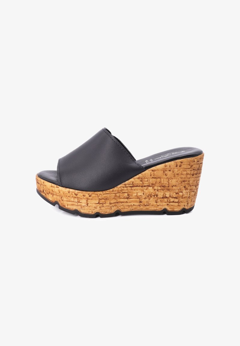 Sandali wedge in pelle nera con una piattaforma in sughero e una punta aperta arrotondata. Design unico con un motivo di battistrada leggermente visibile.