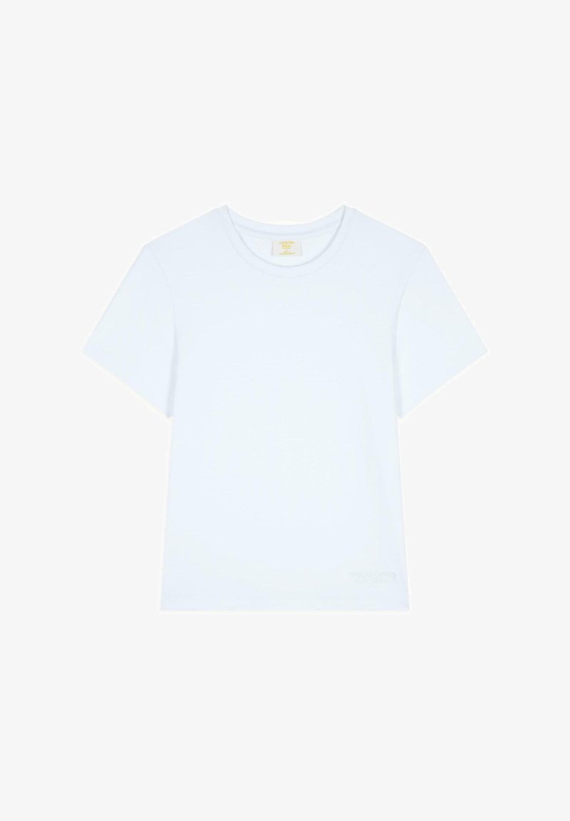 Svetle modré tričko s krátkým rukávem vyrobené z měkkého materiálu. Má kulatý výstřih a jemný detail loga blízko lemu.
