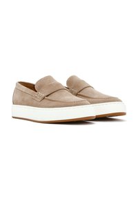 Beige suède instap schoenen met een ronde neus, witte rubberen zool en gestikte details. Voorzien van een enkele strap over de wreef.
