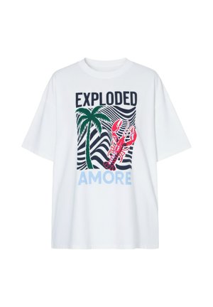 Biała koszulka z grafiką zielonej palmy, czerwonego homara, czarnych falistych linii i napisami "EXPLODED AMORE" na przodzie.