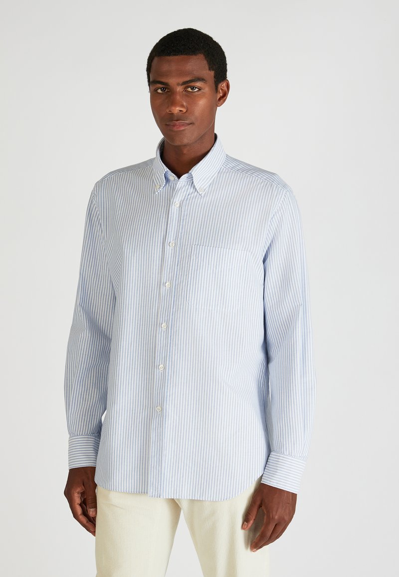 Camicia azzurro chiaro e bianca a righe, realizzata in cotone, con colletto, maniche lunghe, taschino frontale e polsini con bottoni.