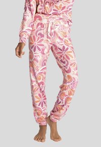 Roze bloemenpatroon pyjamabroek met een ontspannen pasvorm, elastische tailleband en koord. De stof toont zwierende vormen en kleurrijke accenten.