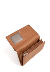 Bruine leren portemonnee met een doorzichtige ID-venster, meerdere kaartsleuven, een ritsvak en een gestructureerd oppervlak. Compact ontwerp.