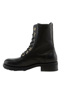Schwarze Lederknöchelstiefel mit einer abgerundeten Spitze, Schnürverschluss vorne, goldenen Ösen und einem niedrigen, gestapelten Absatz. Sie verfügen über eine strukturierten Oberfläche.
