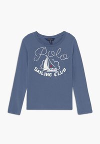 Blå långärmad skjorta i mjuk bomull, med "Polo Sailing Club" och en segelbåtsgrafik med en röd stjärndetalj på framsidan.