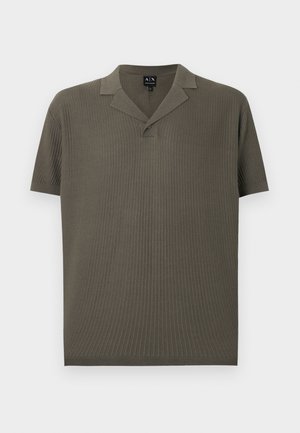 Polo de punto de manga corta en verde oliva con un patrón texturizado y un cuello con tapeta de dos botones.