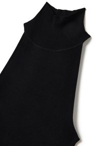 Pull à col roulé noir côtelé, avec un col haut, une texture douce et sans manches, présenté sur un fond blanc.
