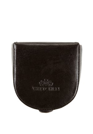 Piccola monetaio in pelle nera con patta curva e marchio "Wittchen" in rilievo sul davanti.