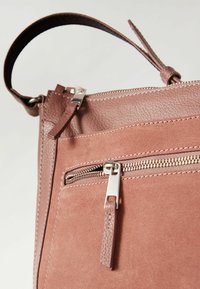 Next POCKET MESSENGER - REGULAR FIT - Rankinė per petį - pink