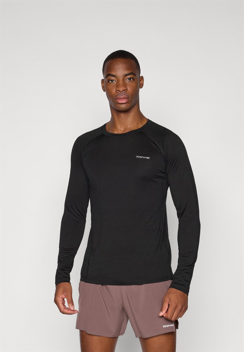 Schwarzes langärmliges Sportshirt aus glattem Stoff mit einem runden Halsausschnitt und Raglanärmeln, versehen mit einem kleinen Logo auf der Brust.