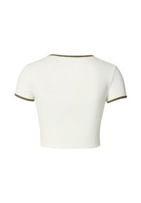 Bílý zkrácený tričko s krátkým rukávem, s olivově zelenými ribkovanými akcenty na výstřihu a okrajích rukávů. Hladká pletená textura.