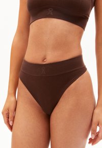 Bruine, hoog uitgesneden bikini van een katoenmix met geribbelde textuur, naadloos ontwerp, brede elastische tailleband en subtiel logo aan de voorkant.