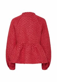 Sarkas ar sarkanu textūru un pepluma jostu, kas izgatavota no dimanta raksta auduma, ar savilktām kakla malām un garām piedurknēm ar elastīgām aprocēm.