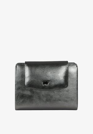 Portafoglio in pelle nera con chiusura a pattina. Presenta una texture liscia e un piccolo logo impresso sulla parte anteriore. Forma rettangolare compatta.