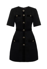 Czarna sukienka z tweedu, z krótkimi rękawami, aksamitnymi akcentami, guzikami w złotym kolorze oraz dwiema kieszeniami z przodu. Posiada dopasowaną talię i guziki wzdłuż przodu.