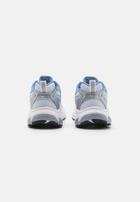 Puma MORPHIC - Maanteejooksu jalatsid - white/zen blue/silver