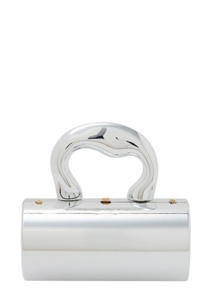 Zilveren metalen handtas met een ronde handgreep, cilindrisch lichaam, gladde textuur en een gouden accentknop aan de zijkant.