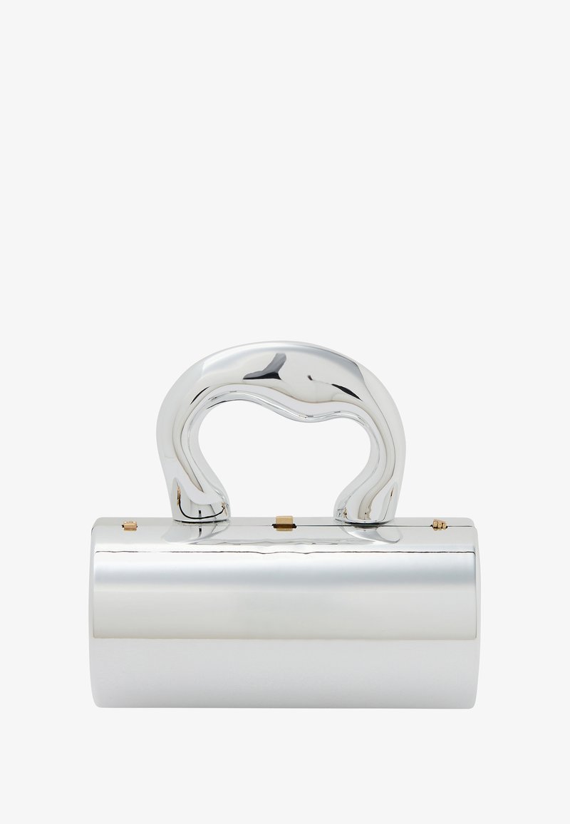 Ezüst fém kézitáska lekerekített fogantyúval, henger alakú testtel, sima felülettel és arany színű díszgombbal az oldalon.