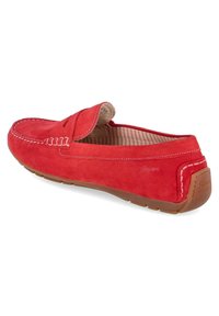 Rote Wildleder-Mokassinschuhe mit Steppdetails, beige gestreiftem Innenfutter und brauner Gummisohle. Verfügt über ein einfaches Anziehdesign mit runder Zehenpartie.
