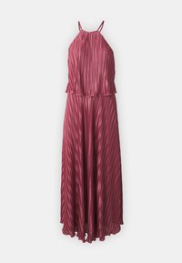 Robe halter à décolleté plongeant en bordeaux profond avec un design plissé ; coupe ample et jupe longue avec une subtile texture fluide.