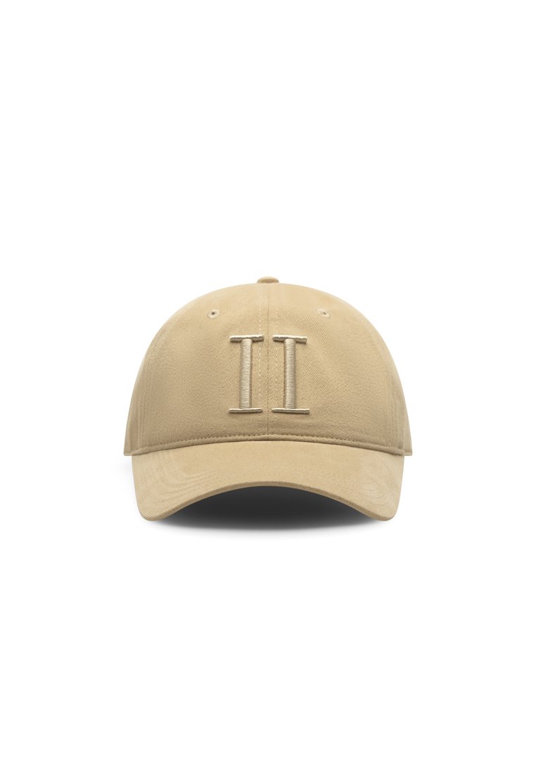 Khaki színű baseball sapka ívelt szettel, az elején két függőleges hímzett csíkkal. Puha anyagból készült, texturált felülettel.