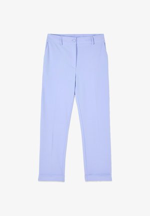 Lichtblauwe rechtgesneden broek met knoopsluiting, riemlussen, zijzakken en omgeslagen zomen tegen een witte achtergrond.