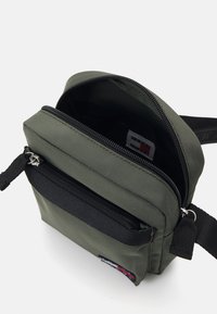 Tommy Jeans ESSENTIAL DAILY REPORTER UNISEX - Torba preko tijela - pewter green