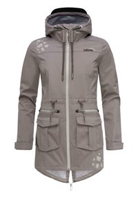 Chaqueta impermeable gris claro con capucha, cremallera frontal, dos bolsillos delanteros, detalles reflectantes y un dobladillo trasero ligeramente más largo.