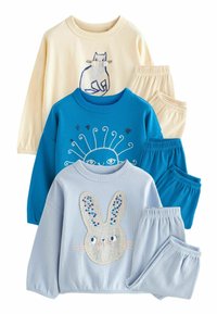 Set di abbigliamento per bambini composto da tre felpe in crema, blu e azzurro con design di animali, più pantaloni abbinati in tessuto morbido.