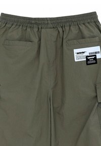 Pantalones cargo de color verde olivo con cintura elástica, dos bolsillos traseros y una etiqueta con texto negro y un código de barras en el lado.