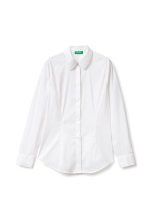 Biała koszula z długim rękawem, wykonana z gładkiego materiału, z klasycznym kołnierzykiem, zapinana na guziki i dopasowanym kroju. Prosty design bez wzorów.