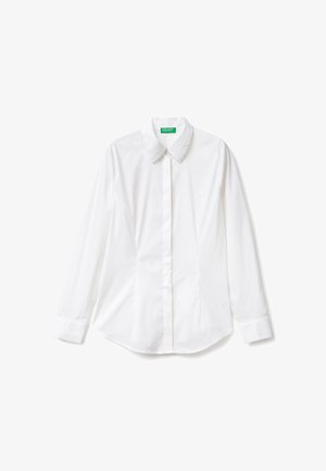 Biała koszula z długim rękawem, wykonana z gładkiego materiału, z klasycznym kołnierzykiem, zapinana na guziki i dopasowanym kroju. Prosty design bez wzorów.