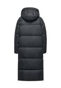 Doudoune noire avec capuche, présentant un design long et droit avec une texture matelassée. Les coutures visibles créent un look minimaliste.