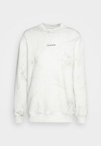 Bílá mikina vyrobená z měkké tkaniny, s mramorovým vzorem, kulatým výstřihem a žebrovanými manžetami. Malé černé textové logo poblíž výstřihu.